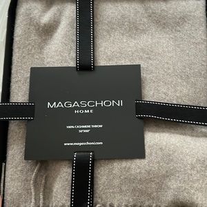 New in box magaschoni cashmere throw nwt